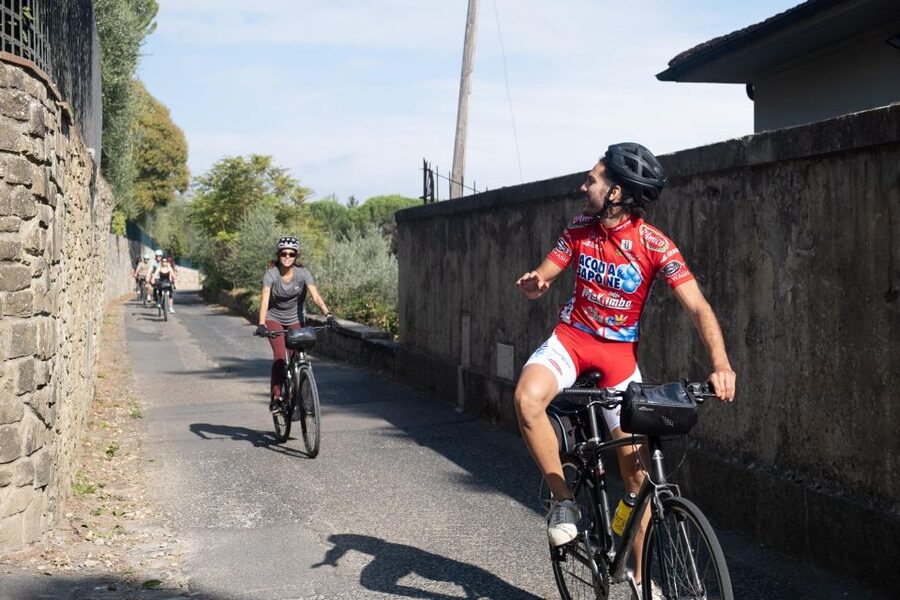 Tuscany Hills Bike Tour with Lunch at farm and Wine Tasting - Lunch at a family-run Chianti farm