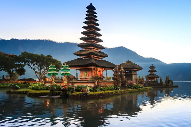 Ubud Tour: Monkey Forest, Rice Terrace, Waterfall, Water Temple - Joining the water blessing at Tirta Empul