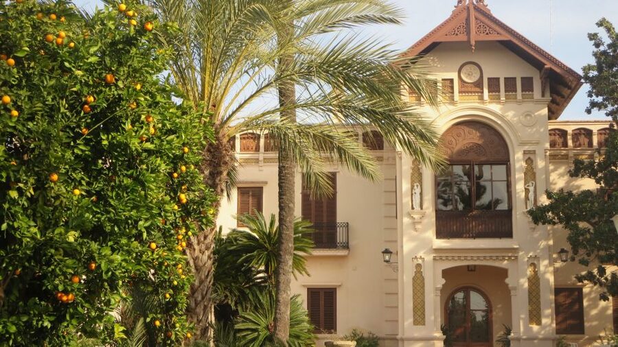 Valencia: Orange Farm and Orchard Trip with Tastings - Entering Huerto Ribera and its modernist house