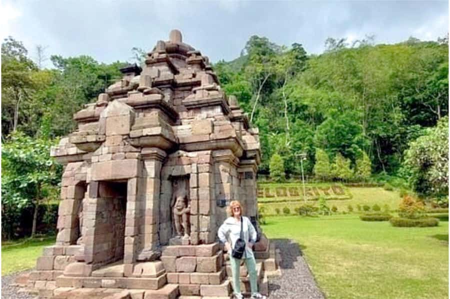 Yogyakarta: Selogriyo Temple, Rice Terraces & Waterfall Tour - Coffee and a break above the fields