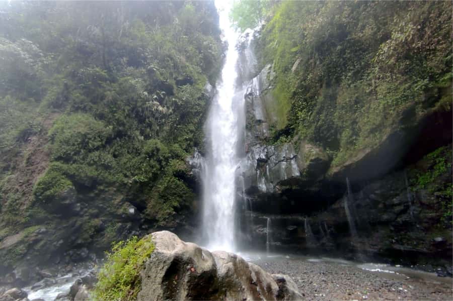 Yogyakarta: Selogriyo Temple, Rice Terraces & Waterfall Tour - How the timing and group size affect your day
