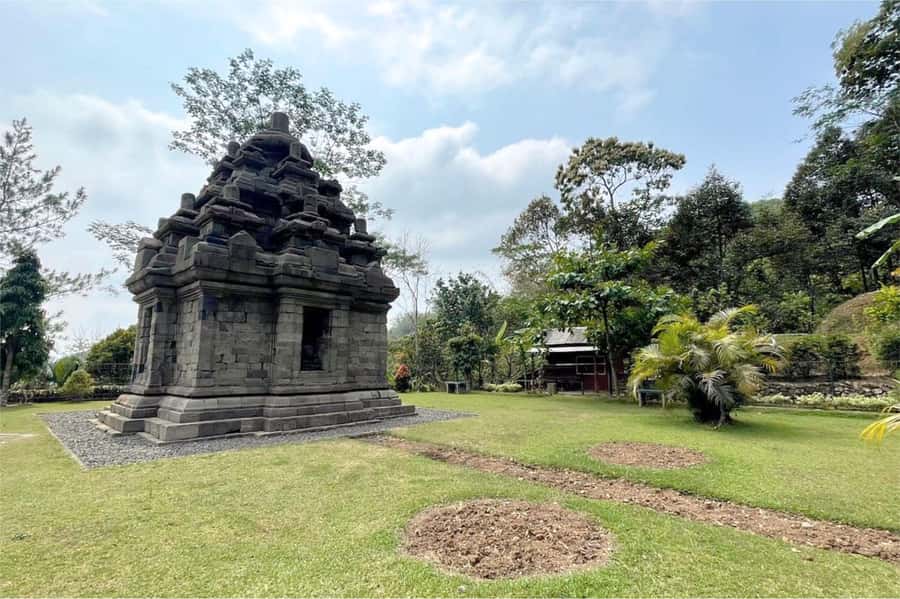Yogyakarta: Selogriyo Temple, Rice Terraces & Waterfall Tour - The walk to Selogriyo Temple